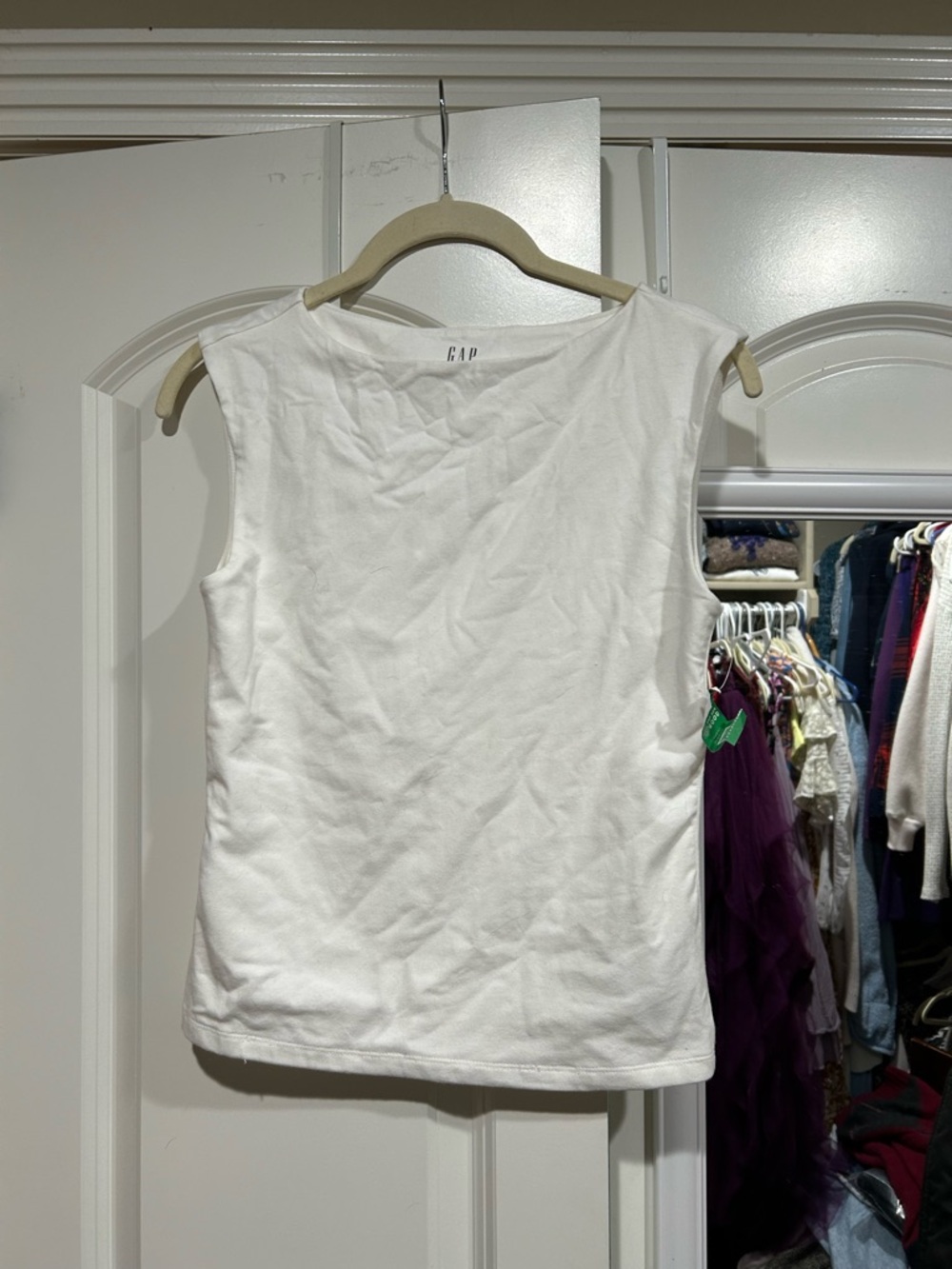 GAP Women's White Sleeveless Crewneck Tank Top